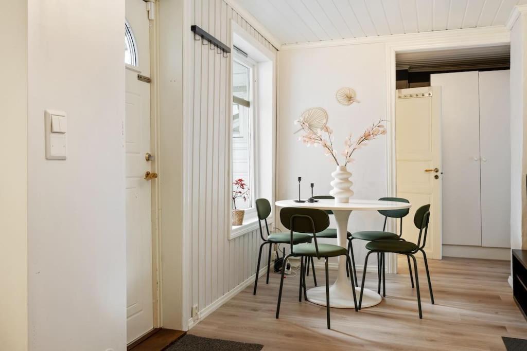 Central Apartment With Balcony, Self-Check In & Private Entrance Bergen Zewnętrze zdjęcie