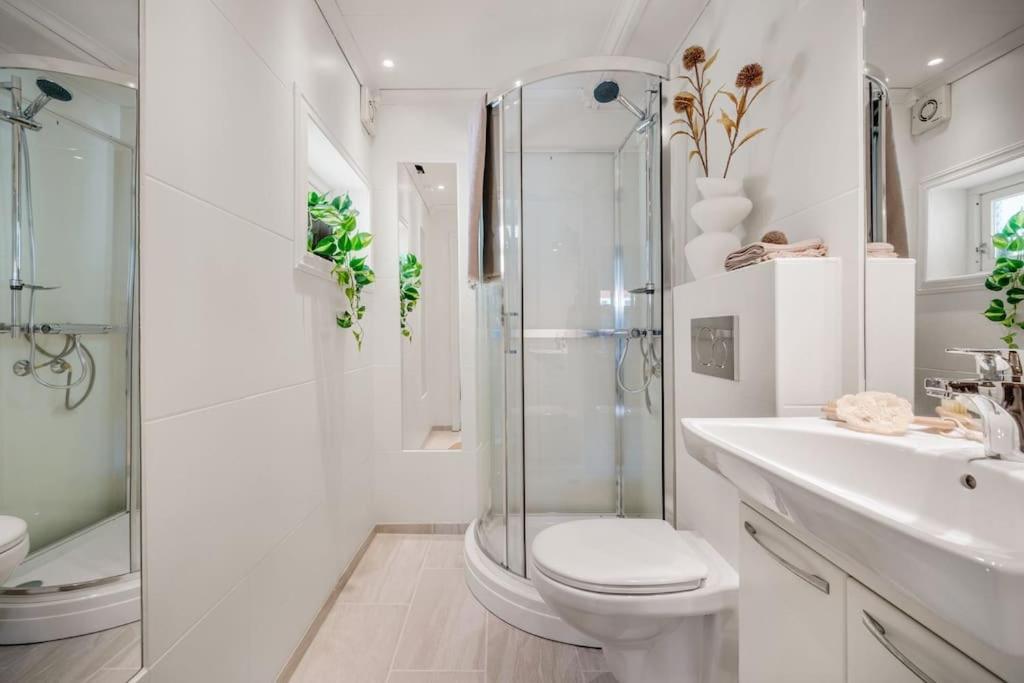 Central Apartment With Balcony, Self-Check In & Private Entrance Bergen Zewnętrze zdjęcie