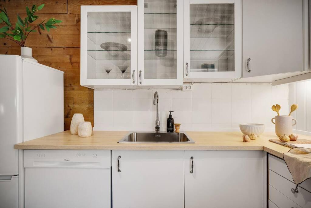 Central Apartment With Balcony, Self-Check In & Private Entrance Bergen Zewnętrze zdjęcie