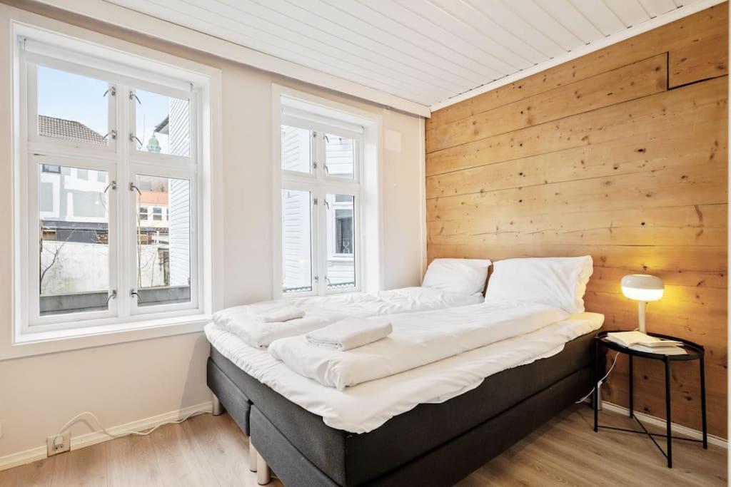 Central Apartment With Balcony, Self-Check In & Private Entrance Bergen Zewnętrze zdjęcie