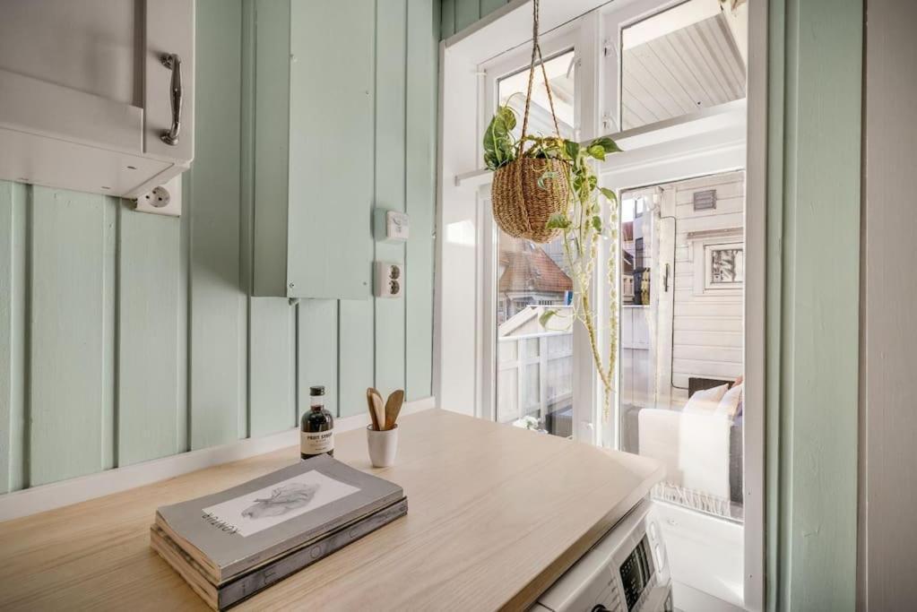 Central Apartment With Balcony, Self-Check In & Private Entrance Bergen Zewnętrze zdjęcie