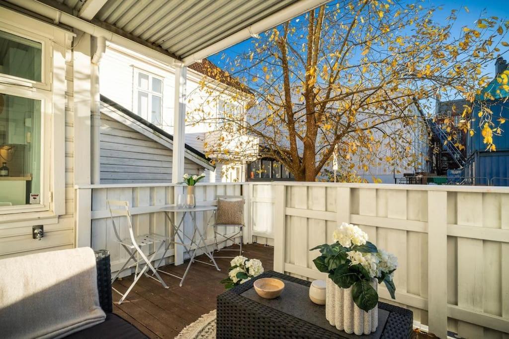 Central Apartment With Balcony, Self-Check In & Private Entrance Bergen Zewnętrze zdjęcie